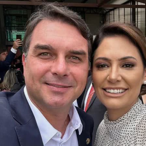 Michelle Bolsonaro demonstra novo apoio a Flávio após pedido público de desculpas.