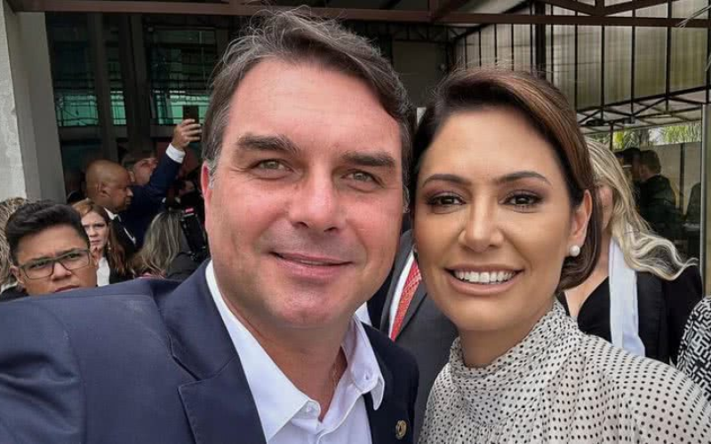 Michelle Bolsonaro demonstra novo apoio a Flávio após pedido público de desculpas.