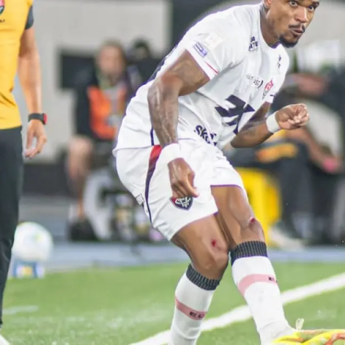 Jair Ventura defende improvisação de Jamerson na lateral direita e chama críticas de “covardia”.