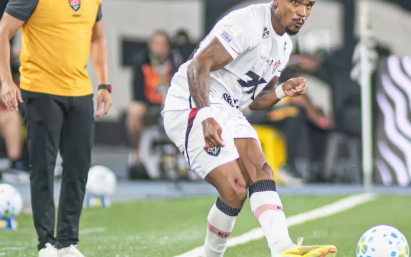 Jair Ventura defende improvisação de Jamerson na lateral direita e chama críticas de “covardia”.